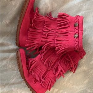 Adorable pink suede Minnetonka boots